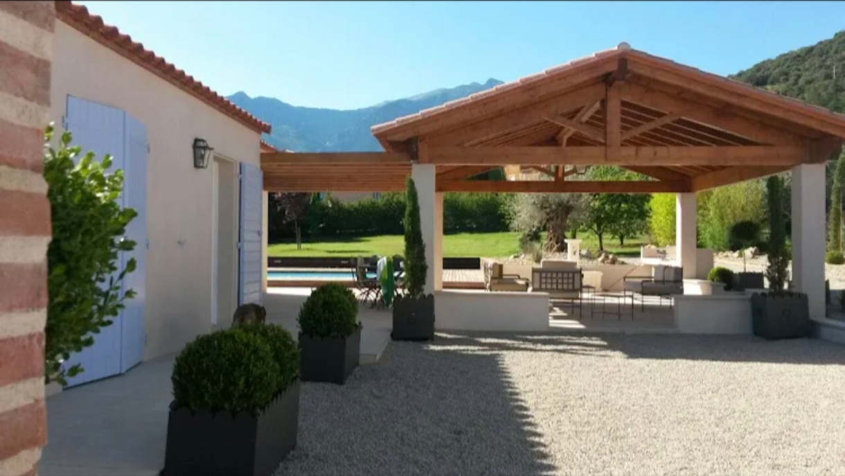 Pergola en bois lasurée et piliers peints après travaux