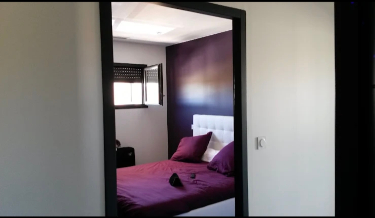 Chambre avec mur d’accent aubergine