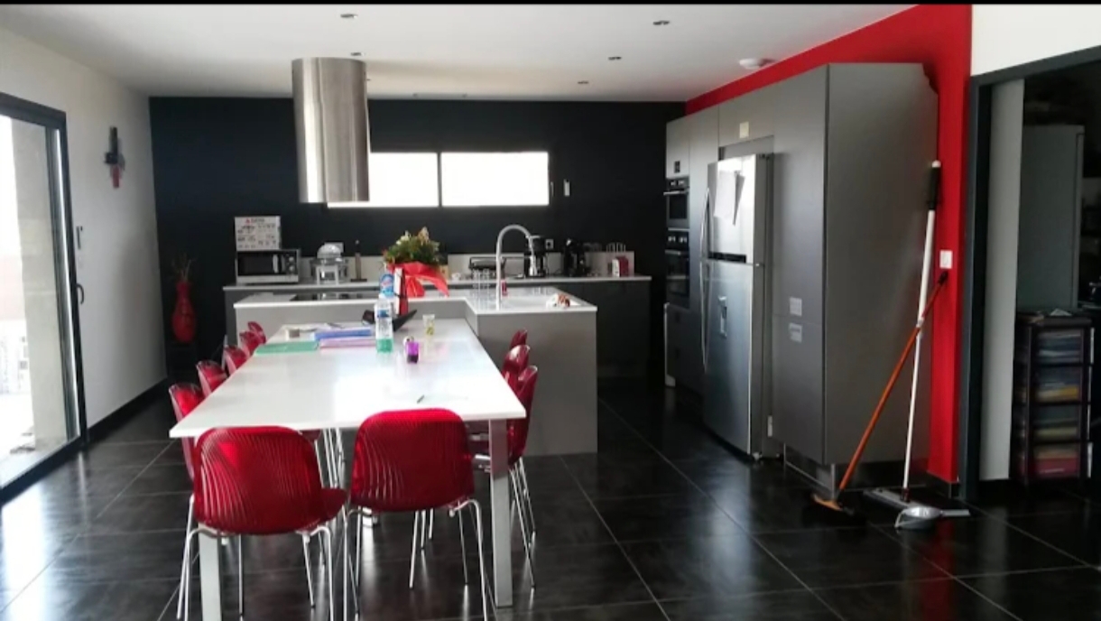 Cuisine avec murs peints en anthracite et rouge