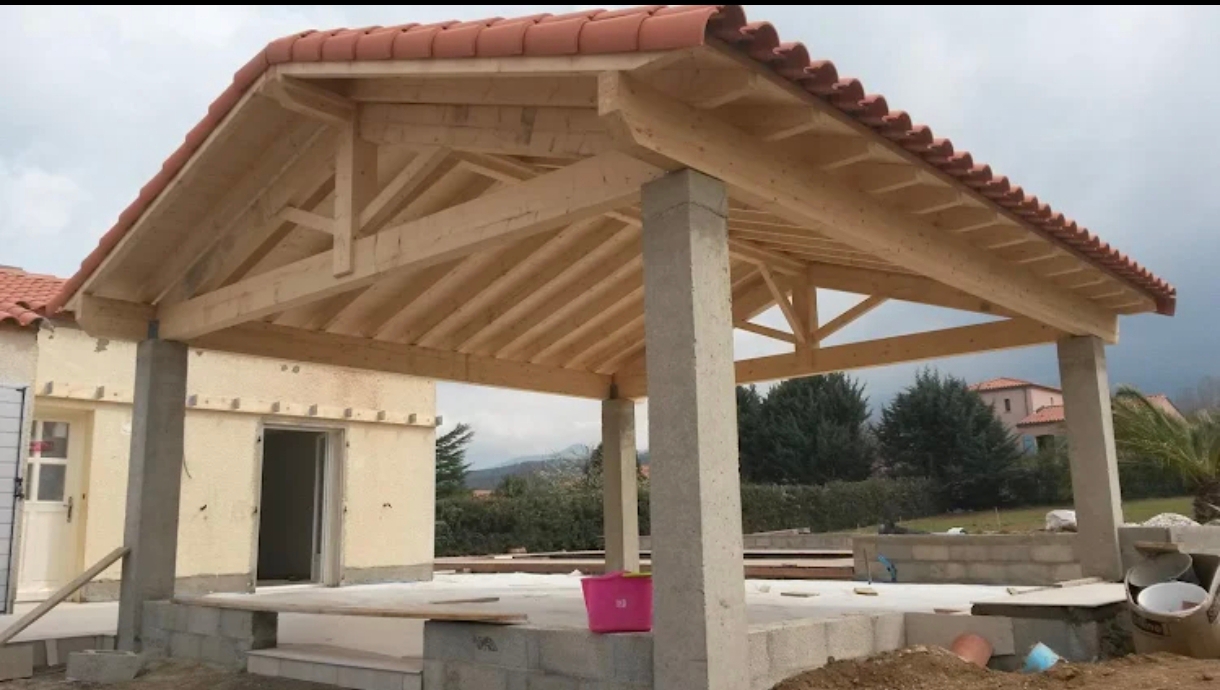 Pergola en bois lasurée et piliers peints avant travaux