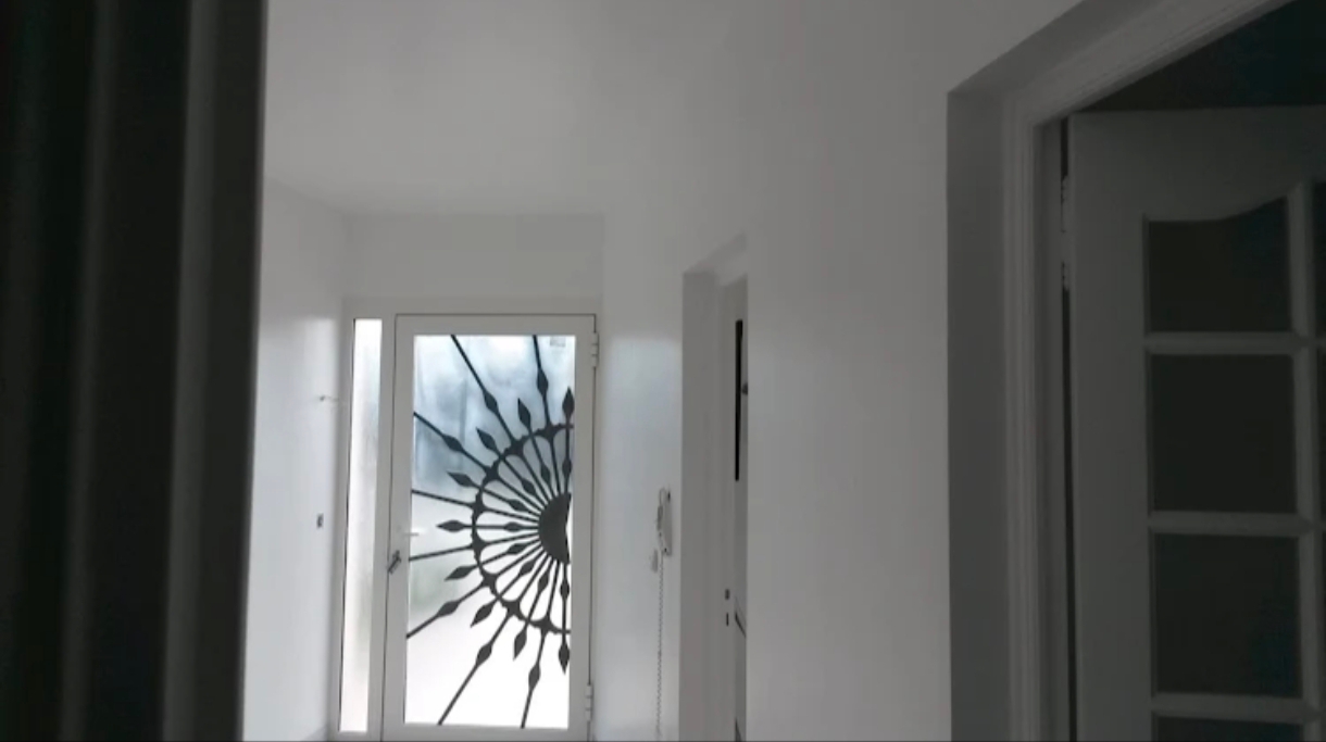 Entrée d’appartement repeinte en blanc après travaux