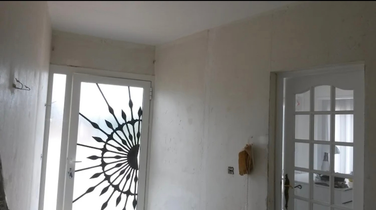 Entrée d’appartement repeinte en blanc avant travaux
