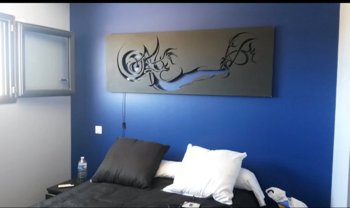 Chambre avec mur d’accent bleu