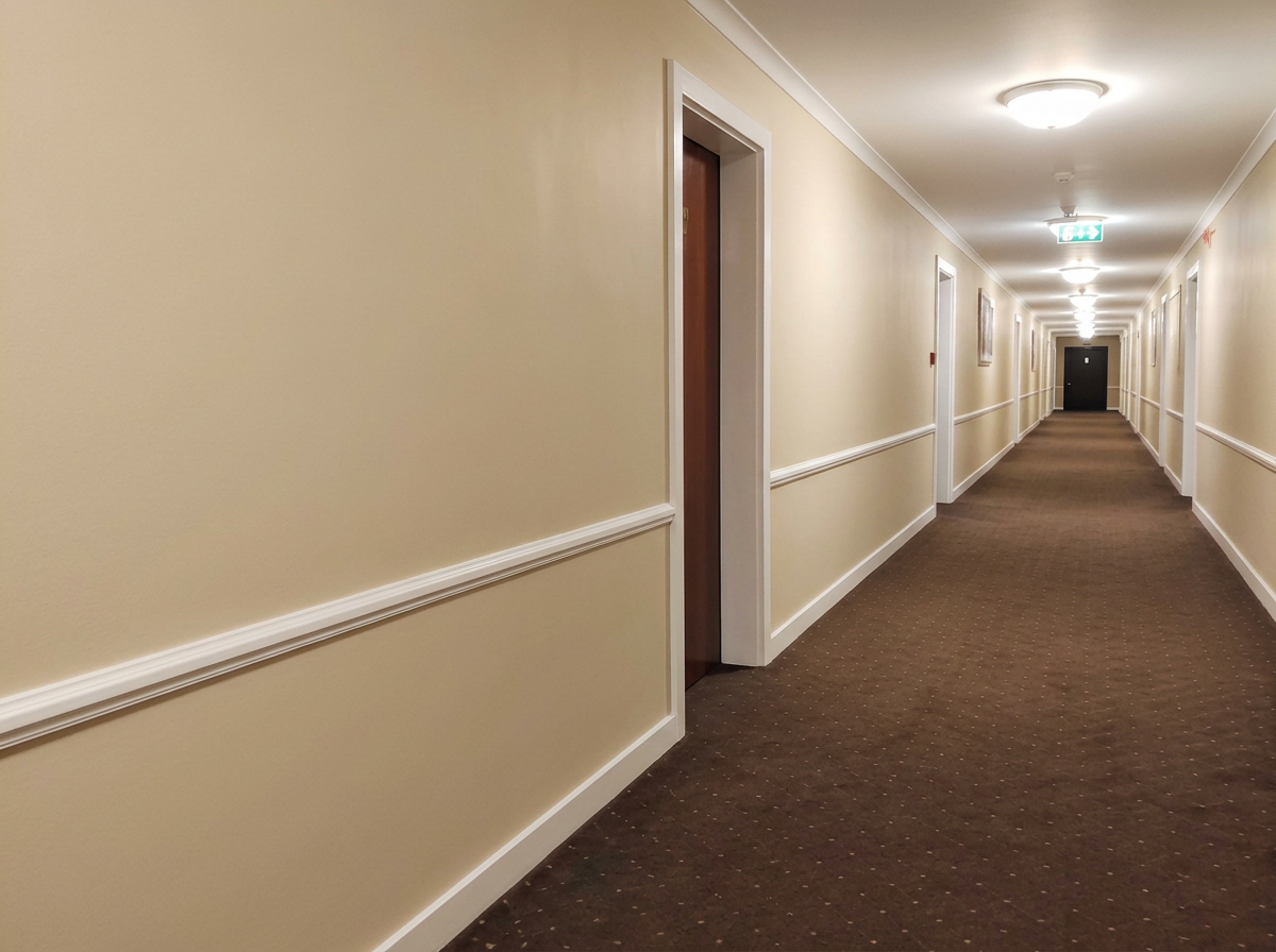 Couloir d’hôtel repeint après travaux
