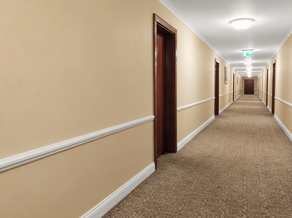 Couloir d’hôtel repeint après travaux