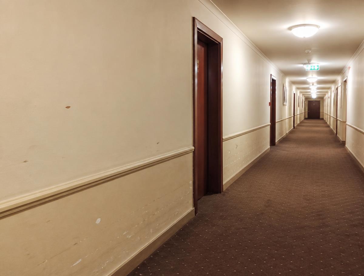 Couloir d’hôtel repeint avant travaux