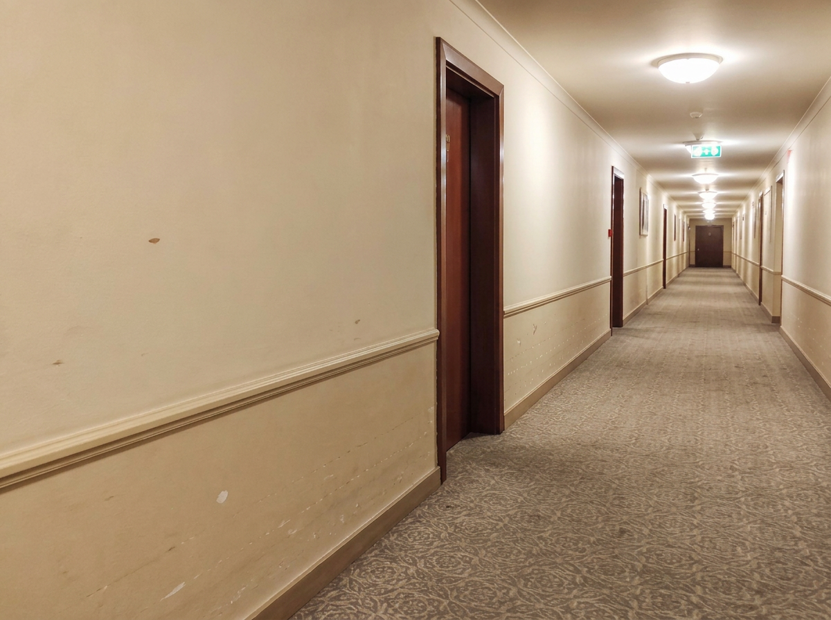 Couloir d’hôtel repeint avant travaux