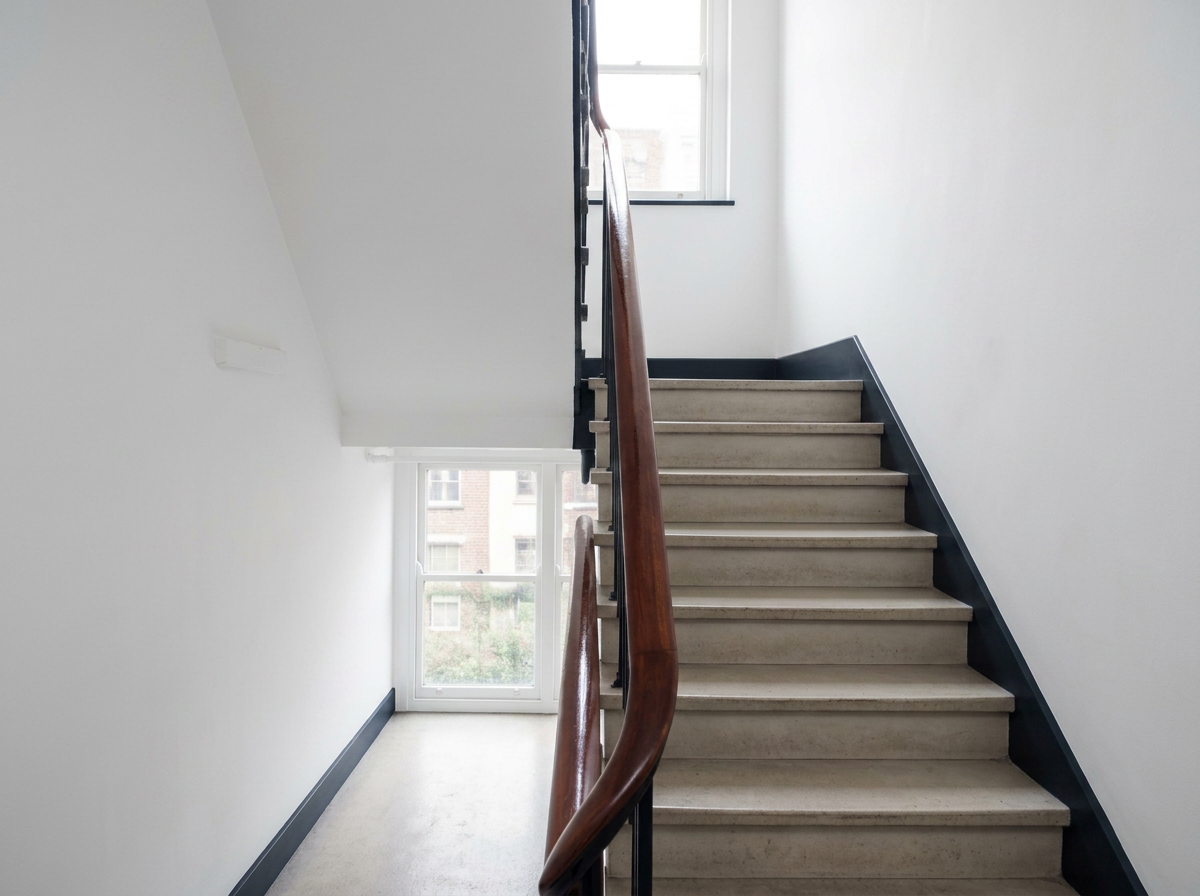 Cage d’escalier repeinte après travaux