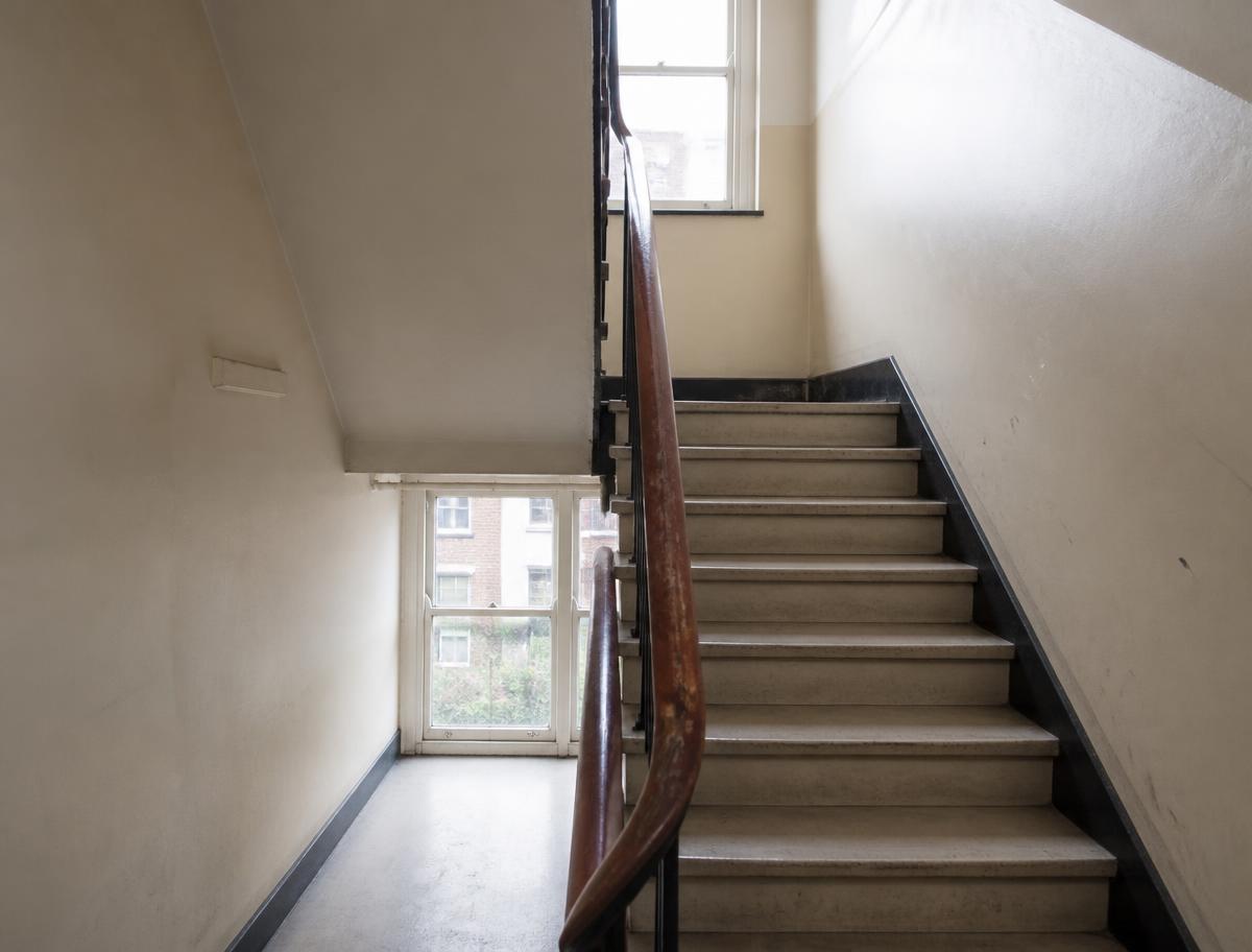 Cage d’escalier repeinte avant travaux