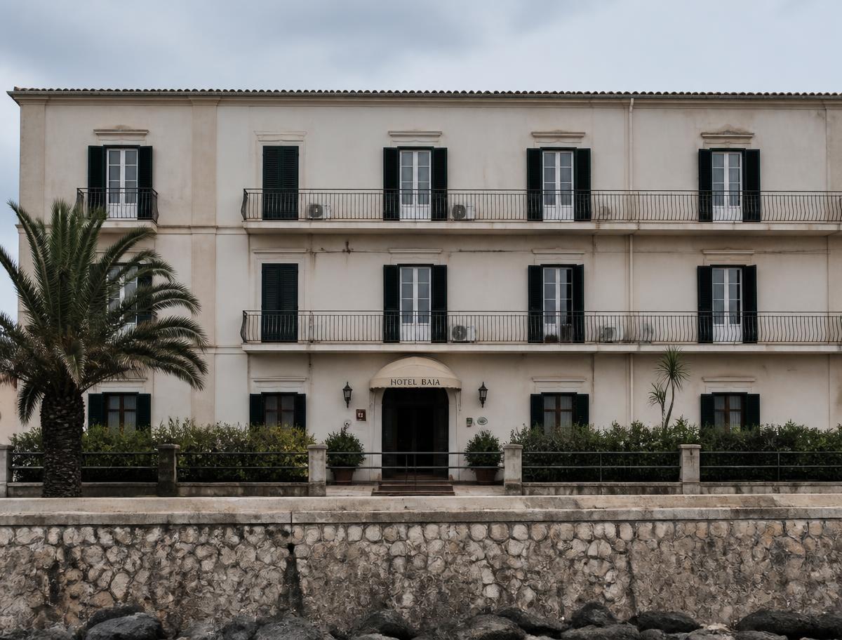 Façade d’hôtel méditerranéen avant travaux